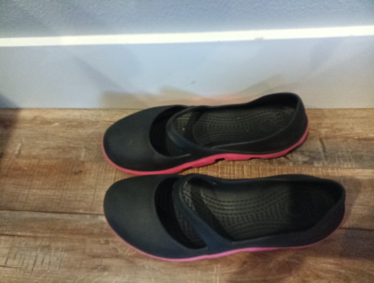 Womens Crocs Shoes Black Size 9 M Rubber Low Slip on Mary Jane Black Hot Pink