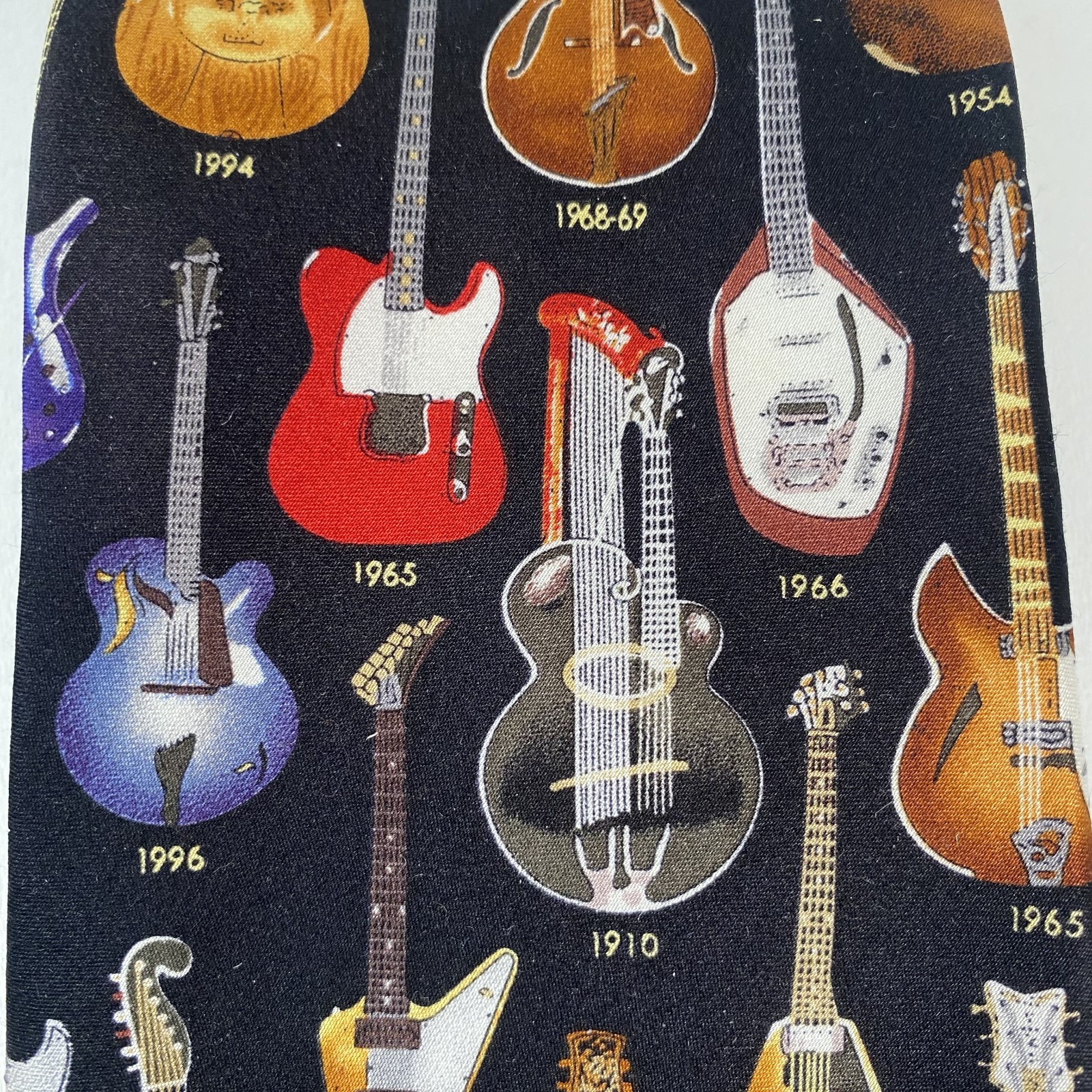 Classic Guitars 1910-1995 Museum Artifacts Mens Neck Tie All Silk 4″ x 59″