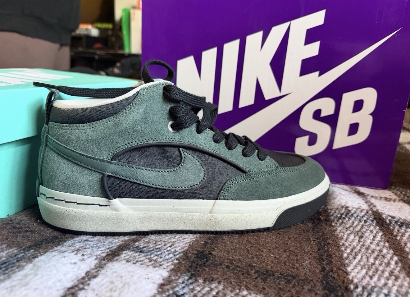 Nike SB React Leo Skateboarding Size 11 Vintage Green Black DX4361-302 Baker