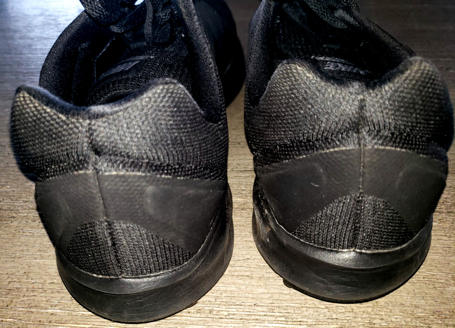 Nike womens size 12 medium black on black swosh Sneakers shoes foot wear super!!