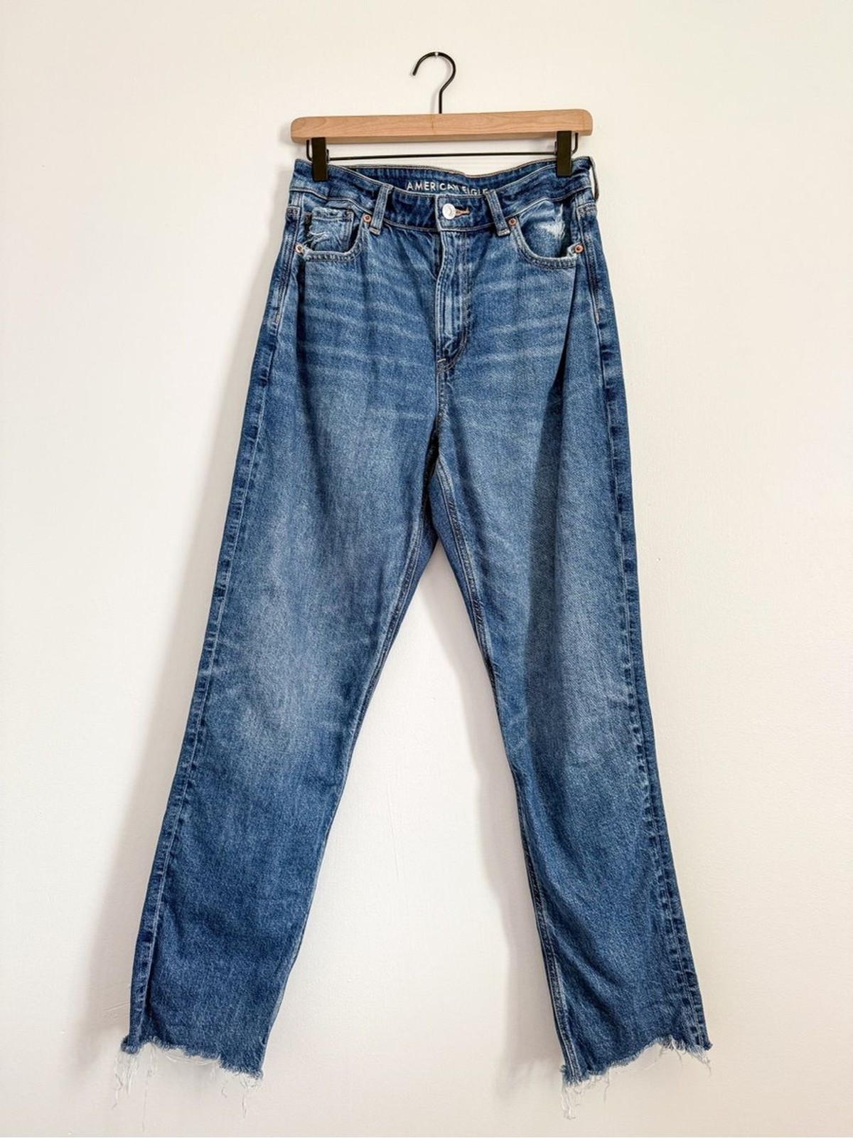 American Eagle Medium Wash Strigid Mom Jean Size 8
