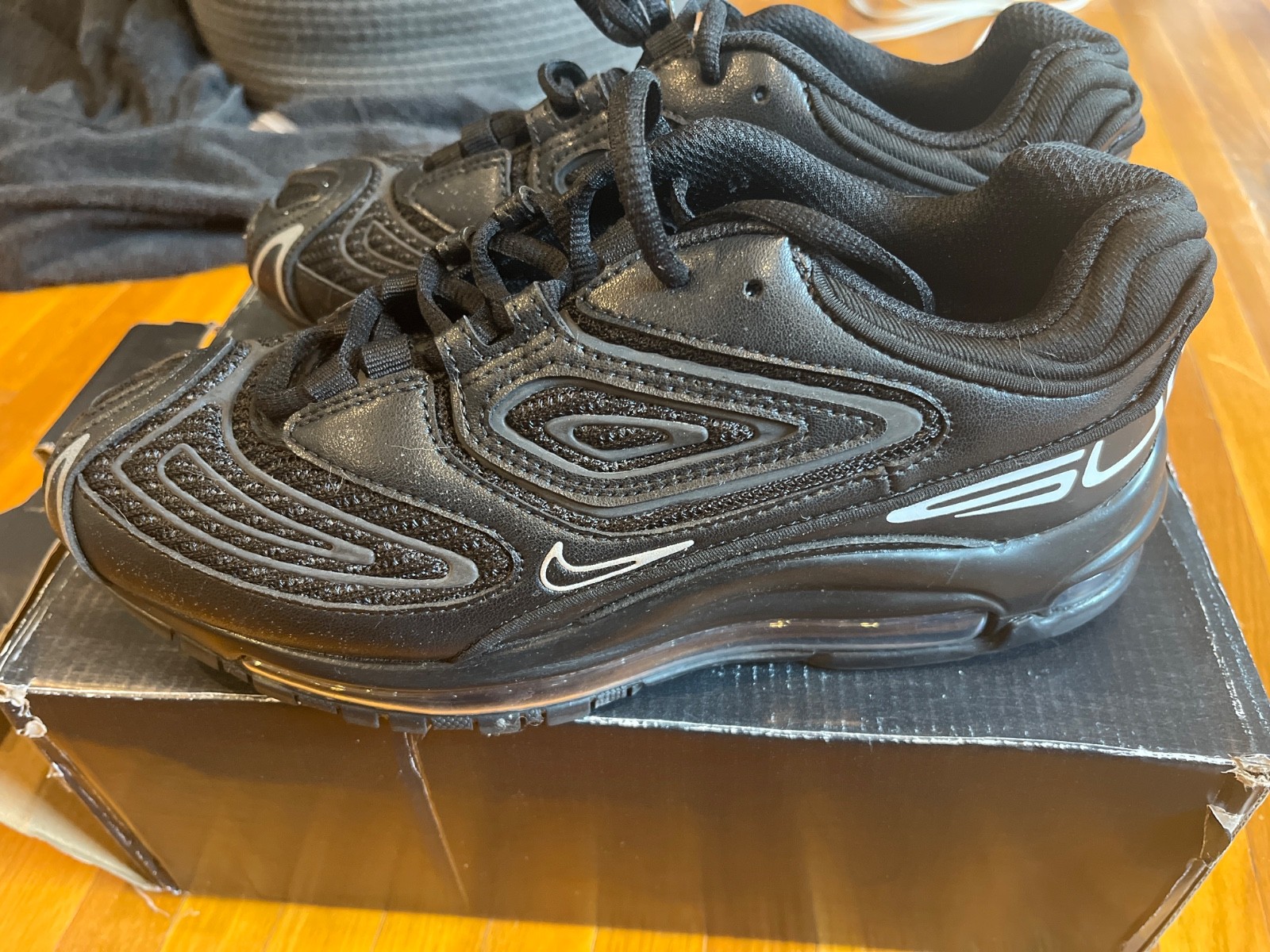 nike black supreme