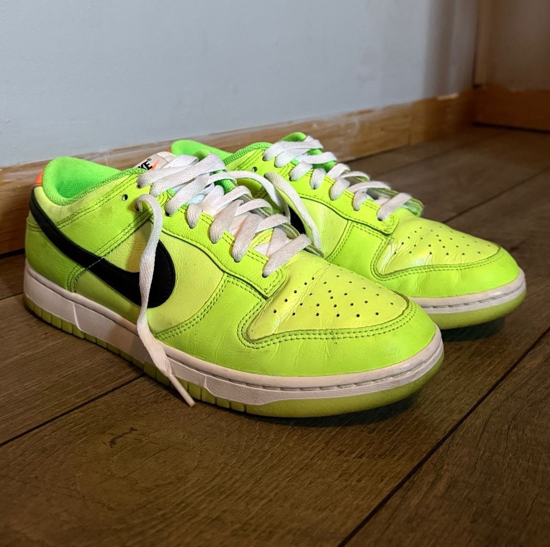 Nike Men’s Athletic Low Top Lace-Up Sneakers Solid Green Black White