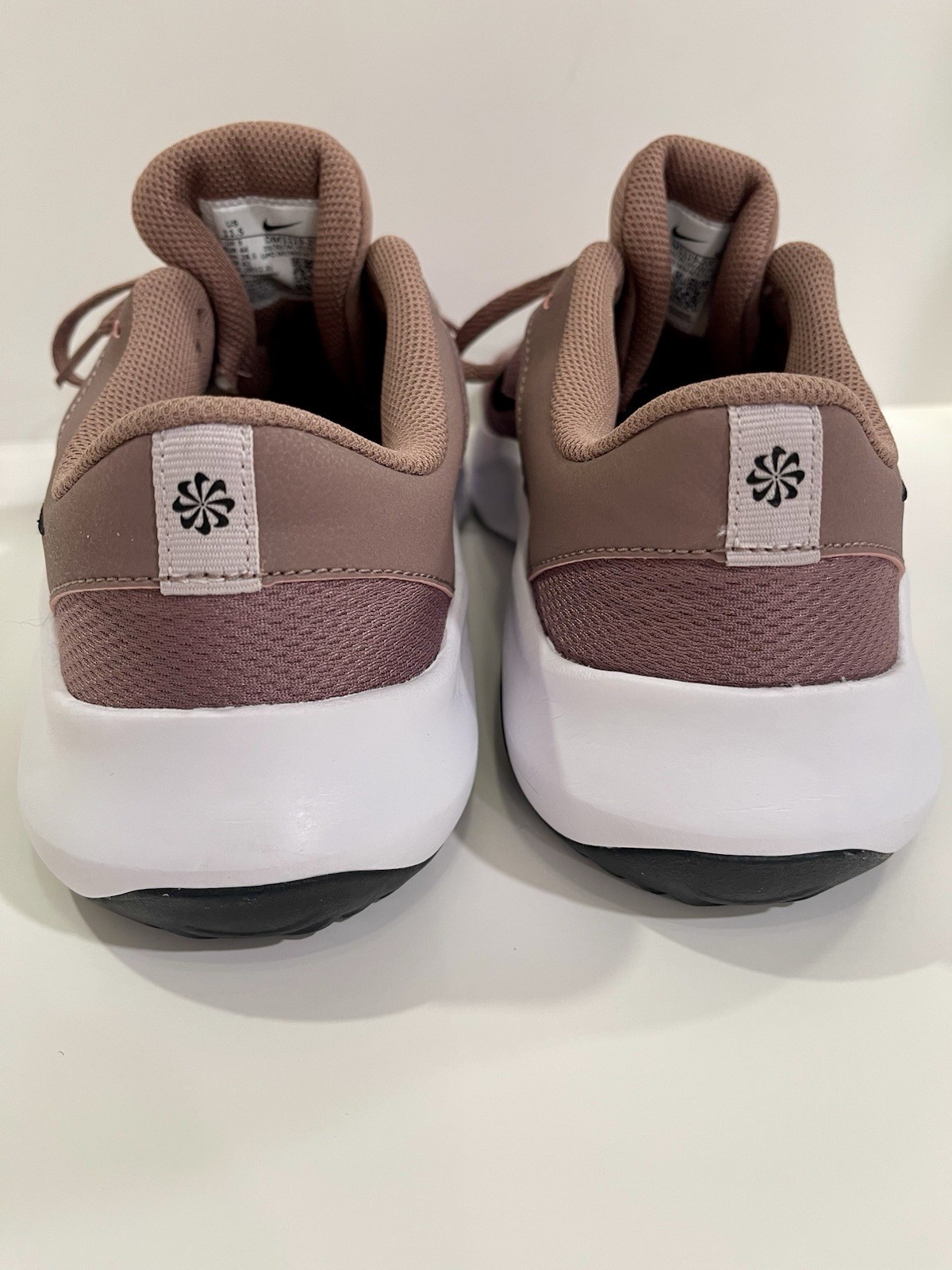 Nike Legend Essential 3 Mauve Training Shoes Men 10 / Women 11.5 DM1119-200