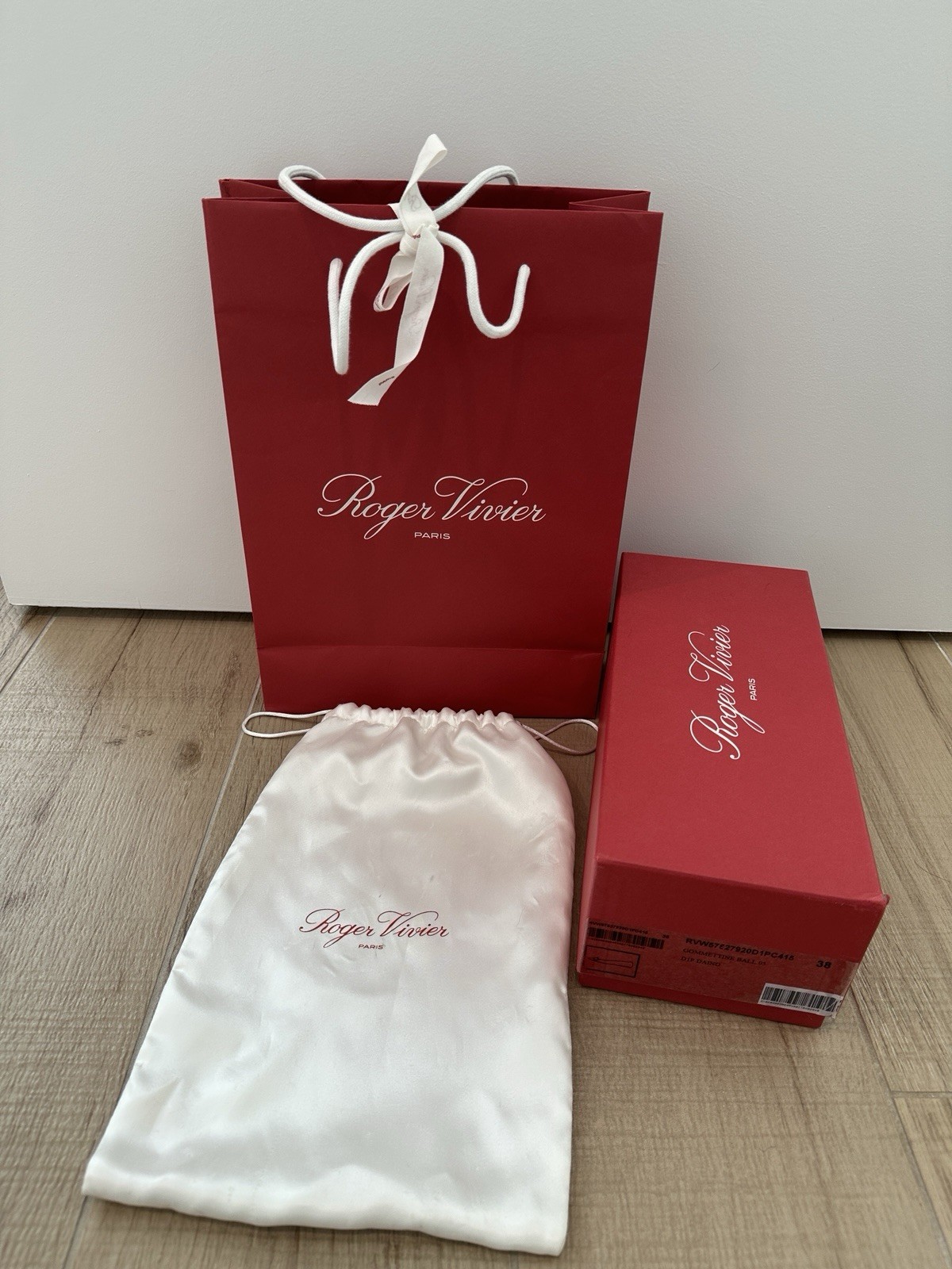 Roger Vivier Gommettine Leather Flats Beige 38 w/ Box, Dust Bag