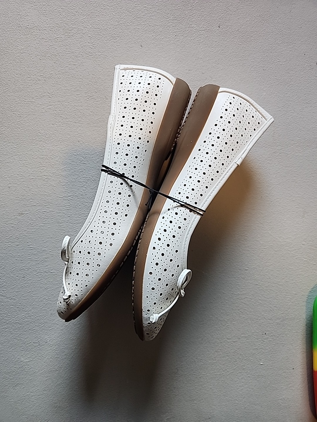 Mountain Sole Womens Perforated Ballet Flats White Bow Comfort Insole Size 9 New
