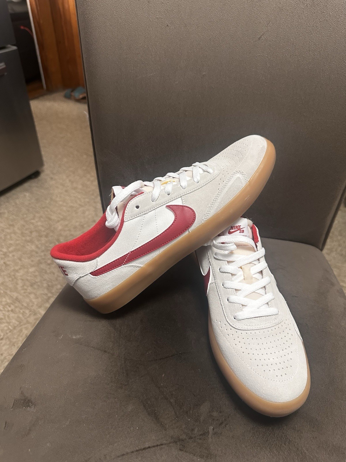 Nike SB Heritage Vulc Men’s Low Top Lace-Up Skate Sneakers White Red Gum