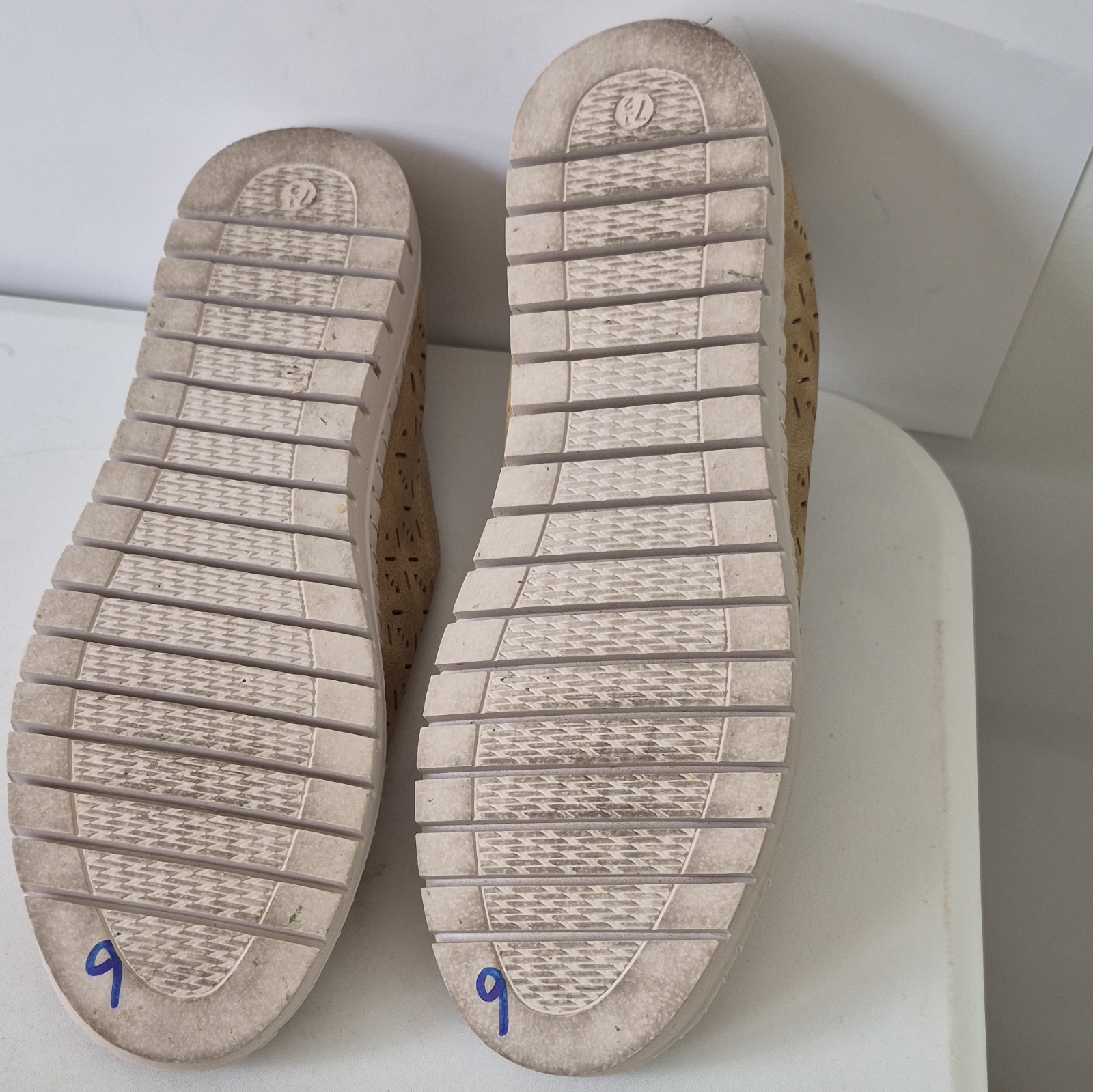 INGARÖ Sport Men’s Beige Perforated Lightweight Slip-On Casual Shoes US 7.5