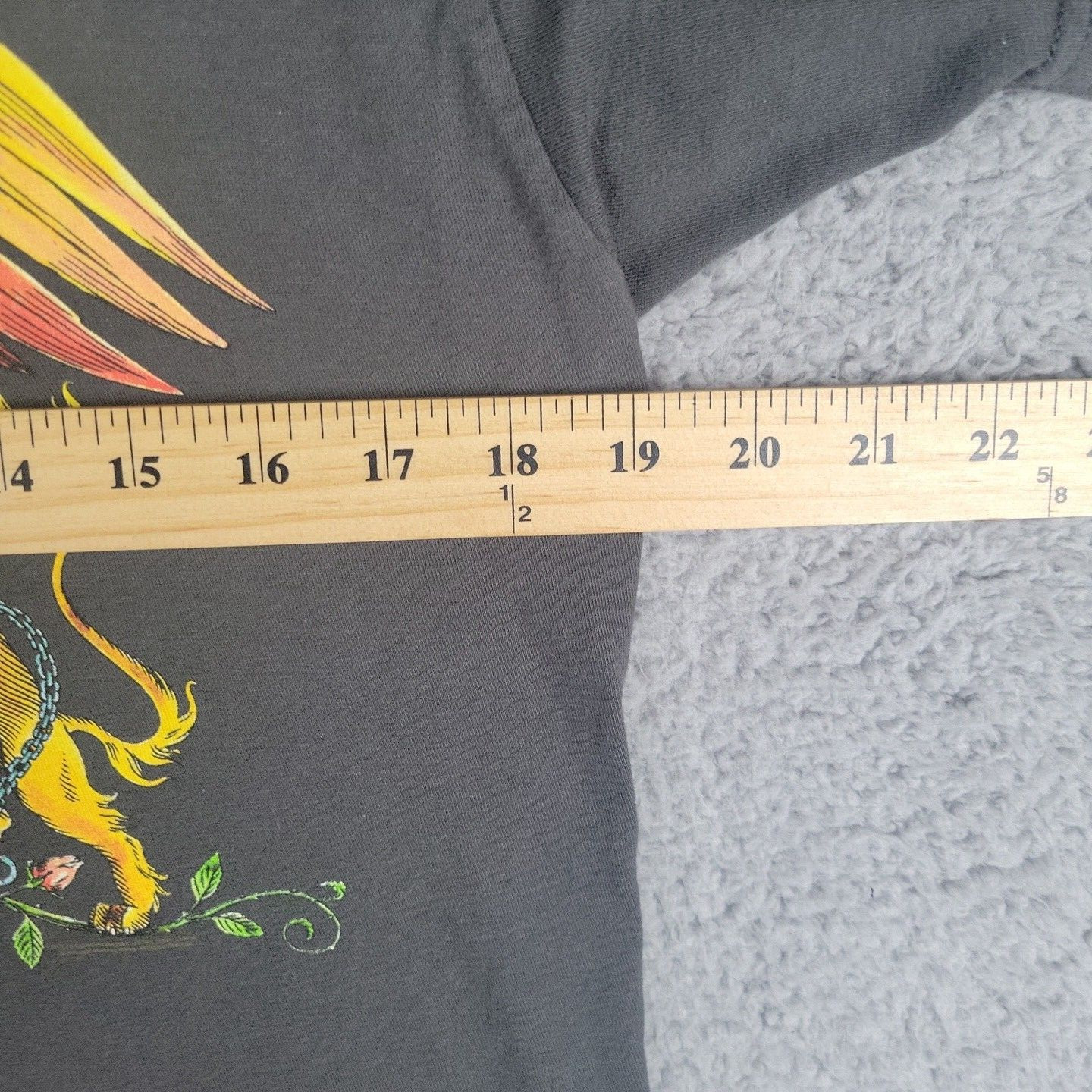 Queen T-Shirt Medium Gray Official Merch Lions Dragon Band Tee Music Album