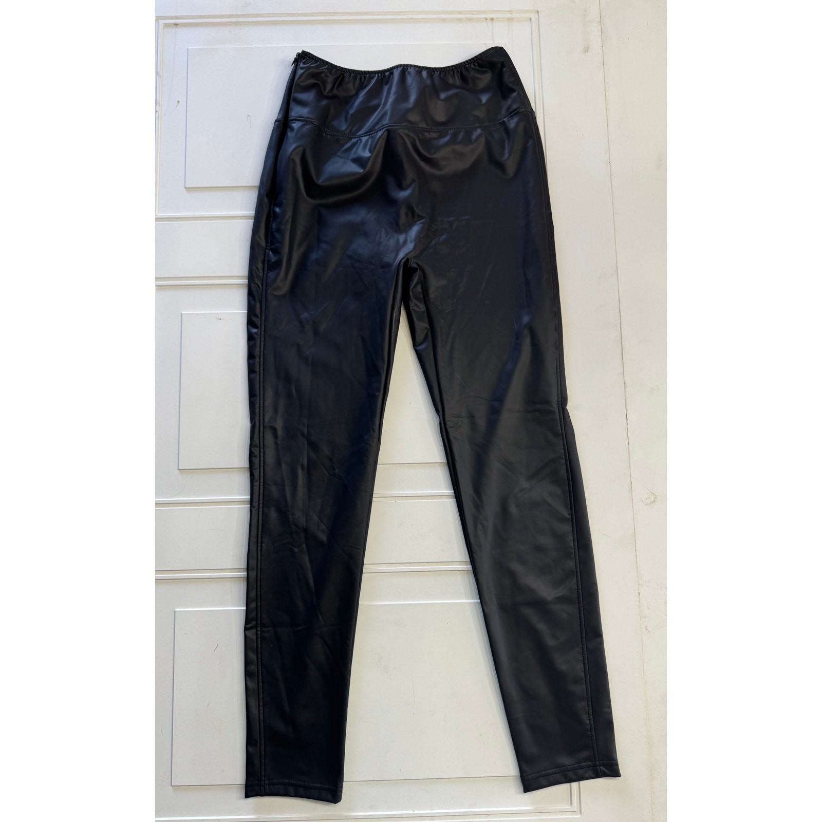Boutique NWT Women Sz M Faux Leather Nylon Feel Black Zip Closure Leggings Pants