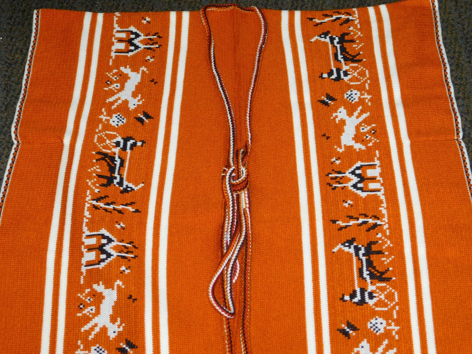 VINTAGE HORSE & BUGGY MID THIGH LENGTH OPEN FRONT PONCHO W/FRONT TIE