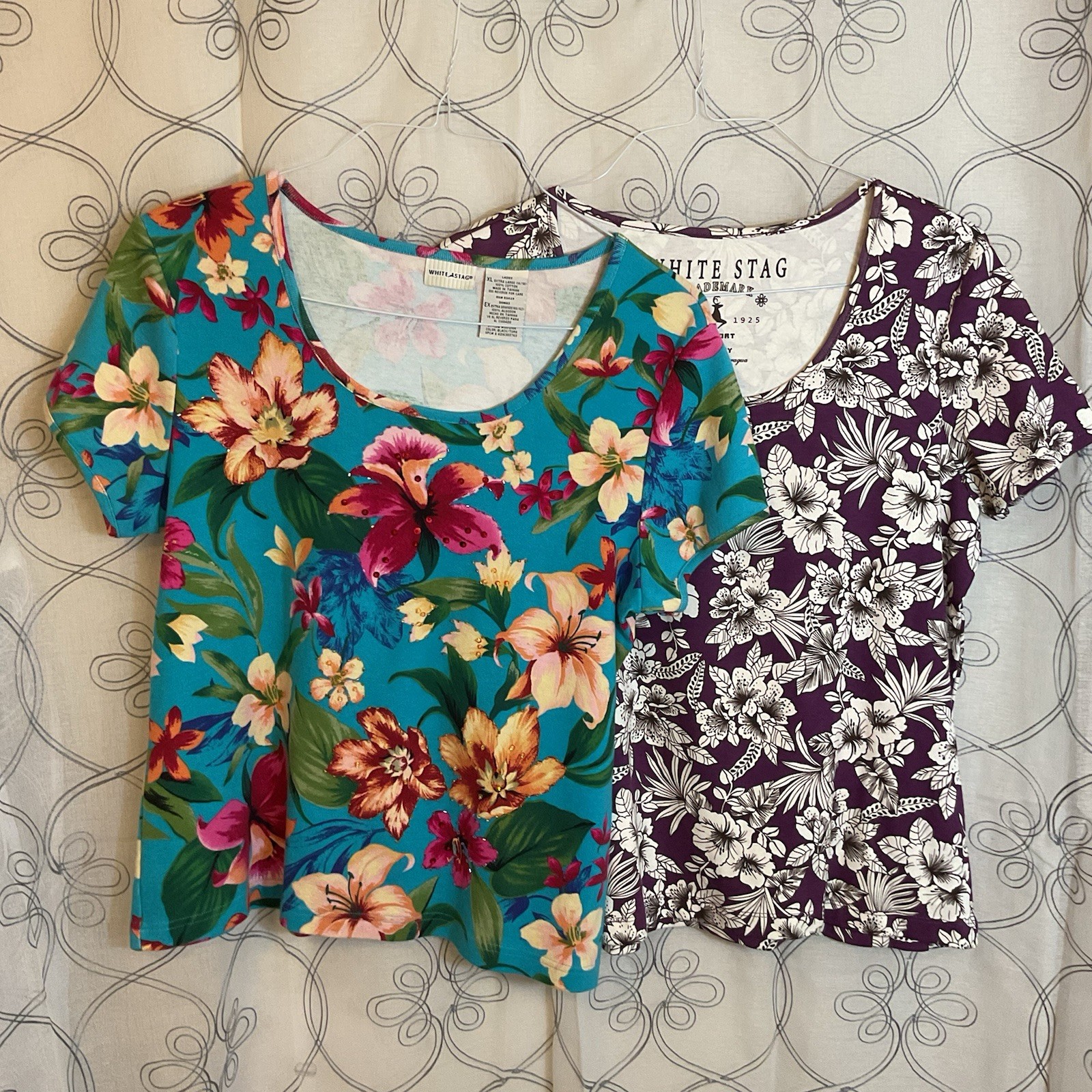 2 Women’s White Stag Floral Short Sleeve Tops Size XL
