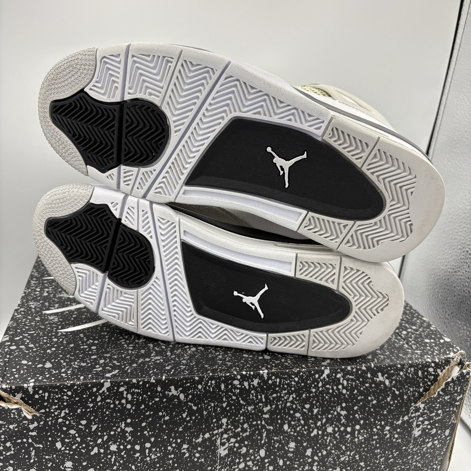 Jordan 4 Retro Military Black Size 9.5 Pre-Owned DH6927-111 White Grey