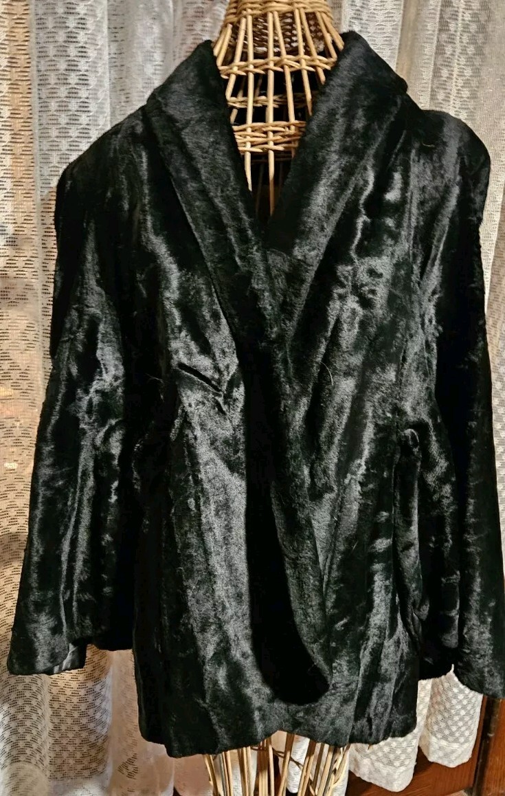VTG-Black Velvet Blazer, Collered, Lapel, Lined with Belled Sleeves, No buttons