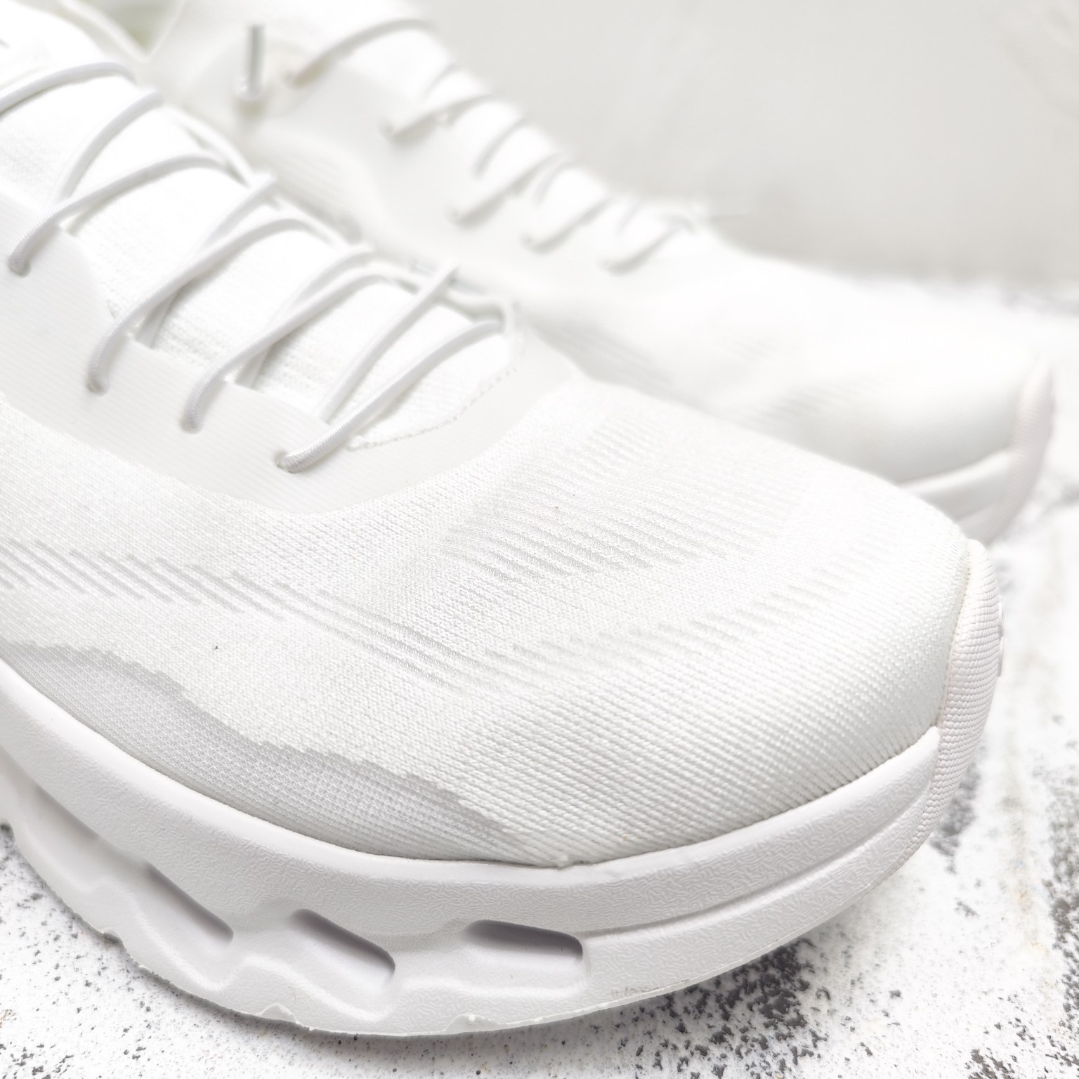 Rowei Cloud Layer Inclined White Elastic Hollowed Sole Men’s Sports Shoes