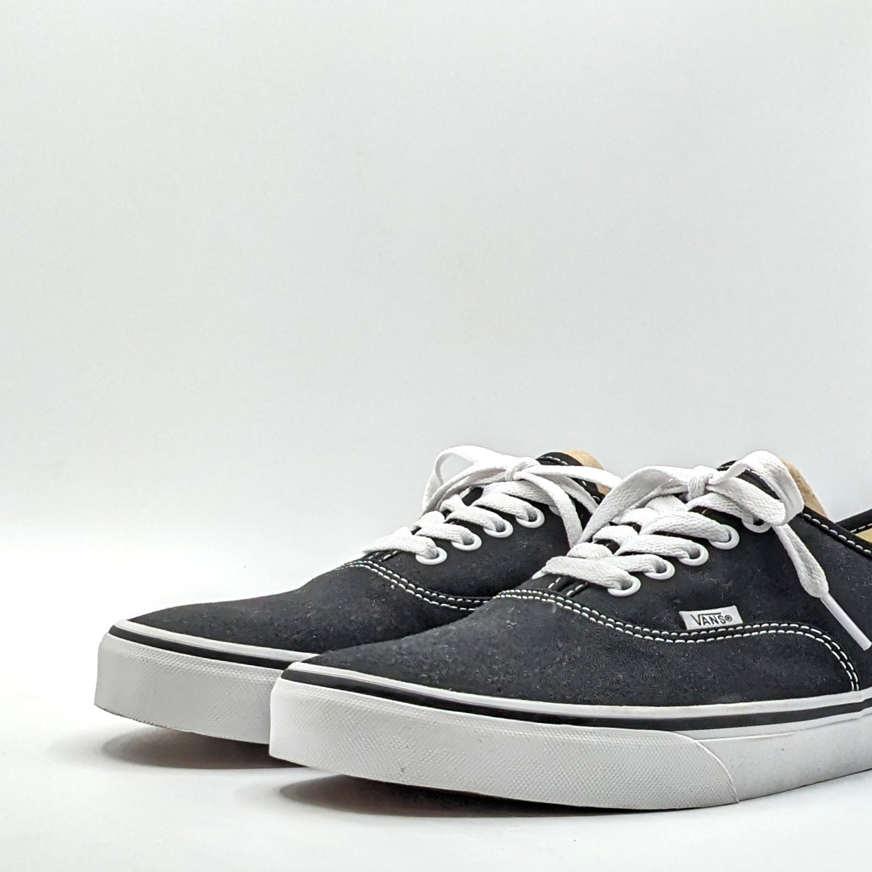 VANS “Authentic” Men’s Classic Icon Black Canvas Upper w/ Rubber Sole Shoes NEW