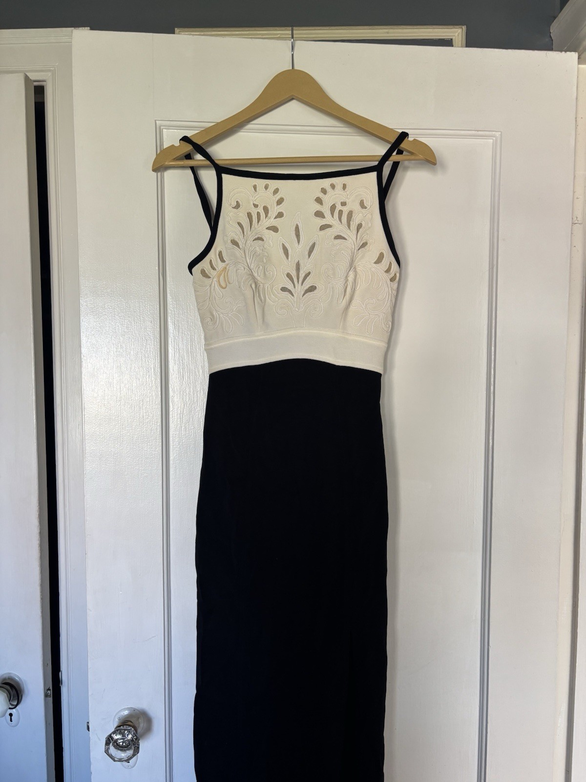 Women’s Black & White Colorblock Sleeveless One-Piece dresd Embroidery Tabash
