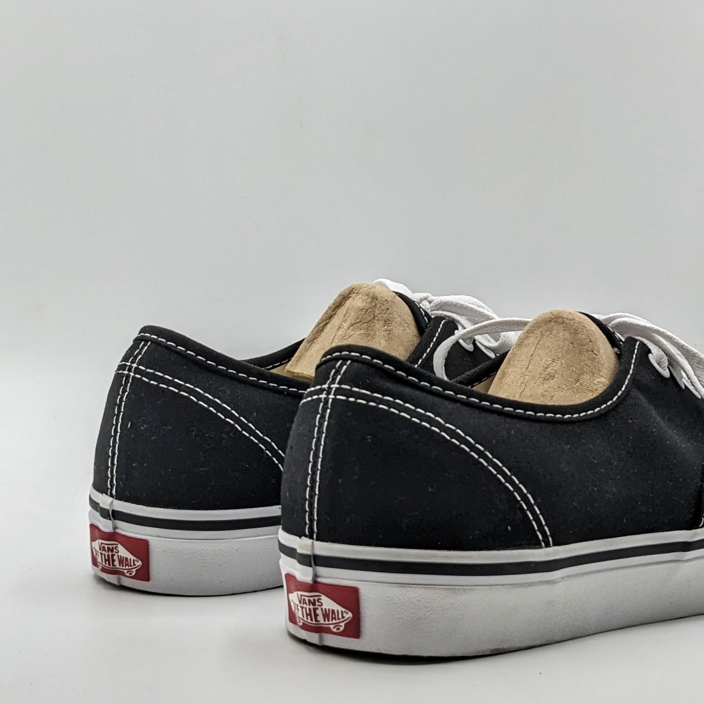VANS “Authentic” Men’s Classic Icon Black Canvas Upper w/ Rubber Sole Shoes NEW