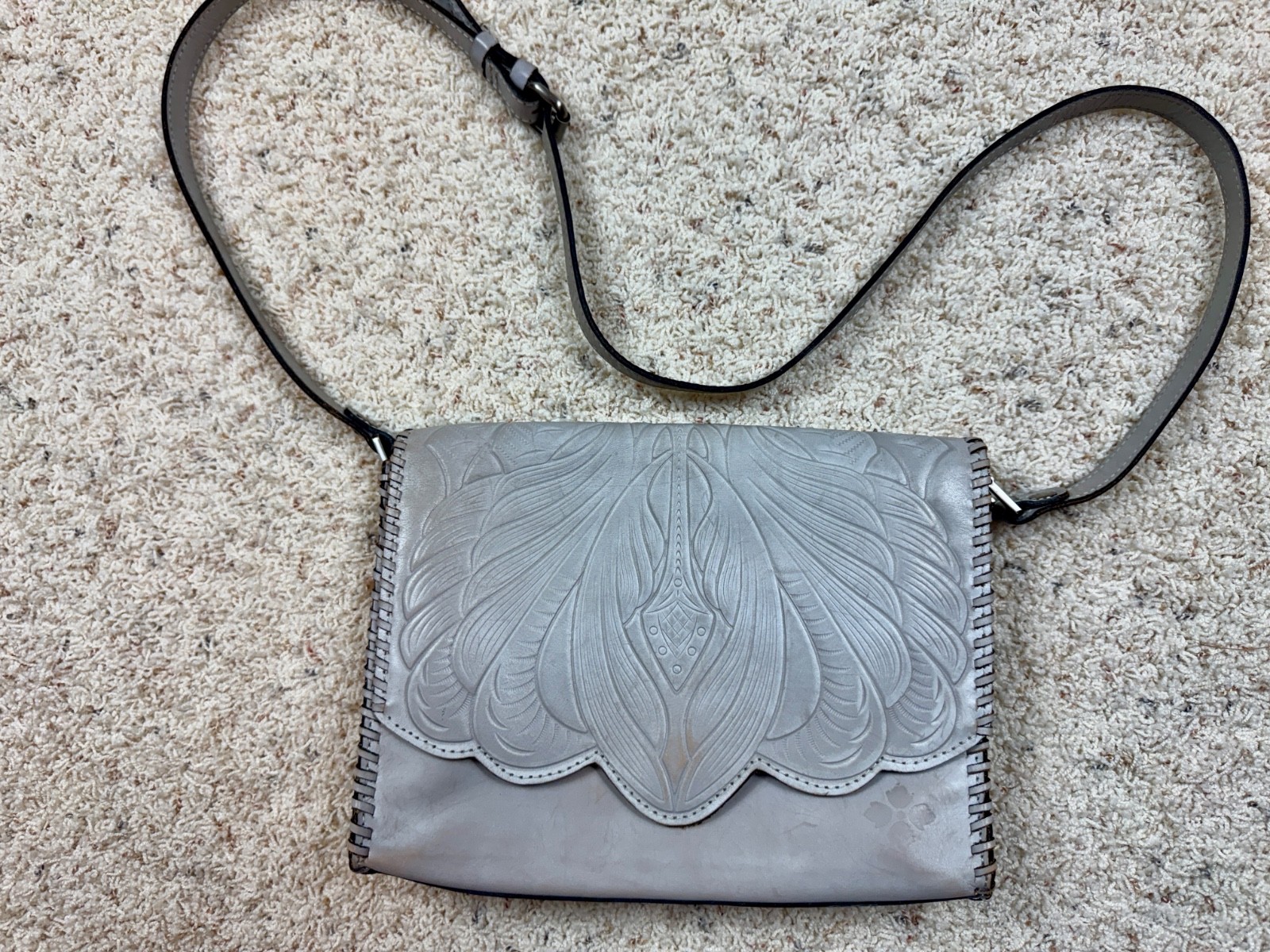 VTG Patricia Nash Ivory Gray Tooled Genuine Leathe Crossbody Purse 1008