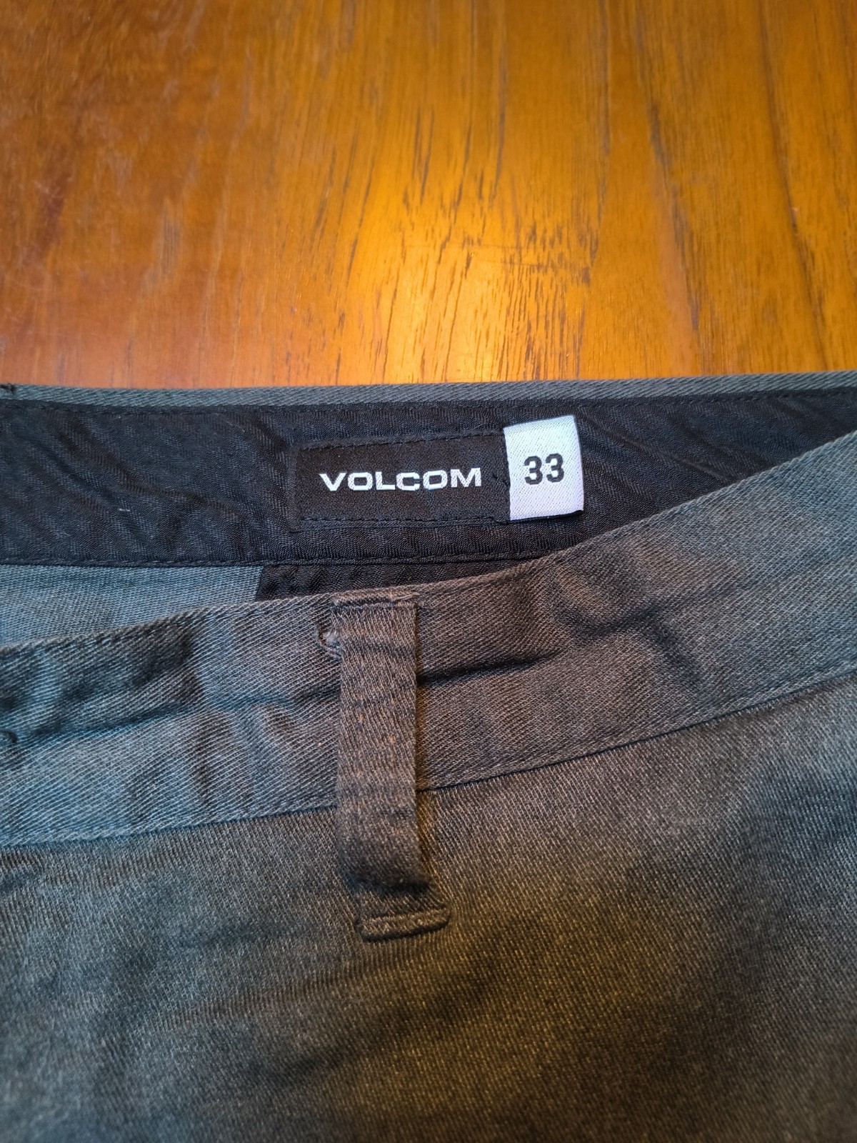 Volcom Shorts Men’s Size 33 Inseam 10″ Excellent Condition