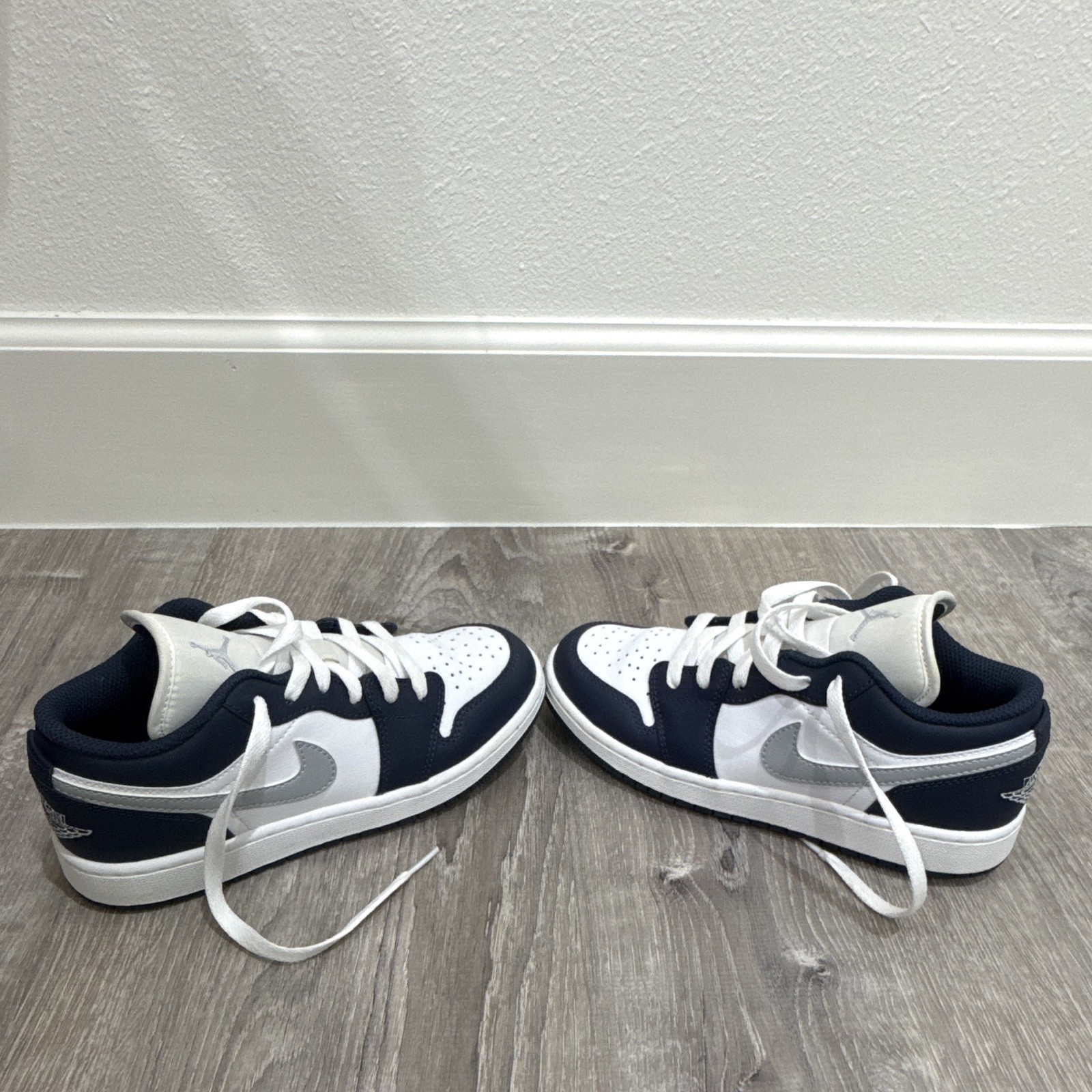 Jordan Air Jordan 1 Low GS Navy/White Leather Sneakers US 3.5Y 553560-141