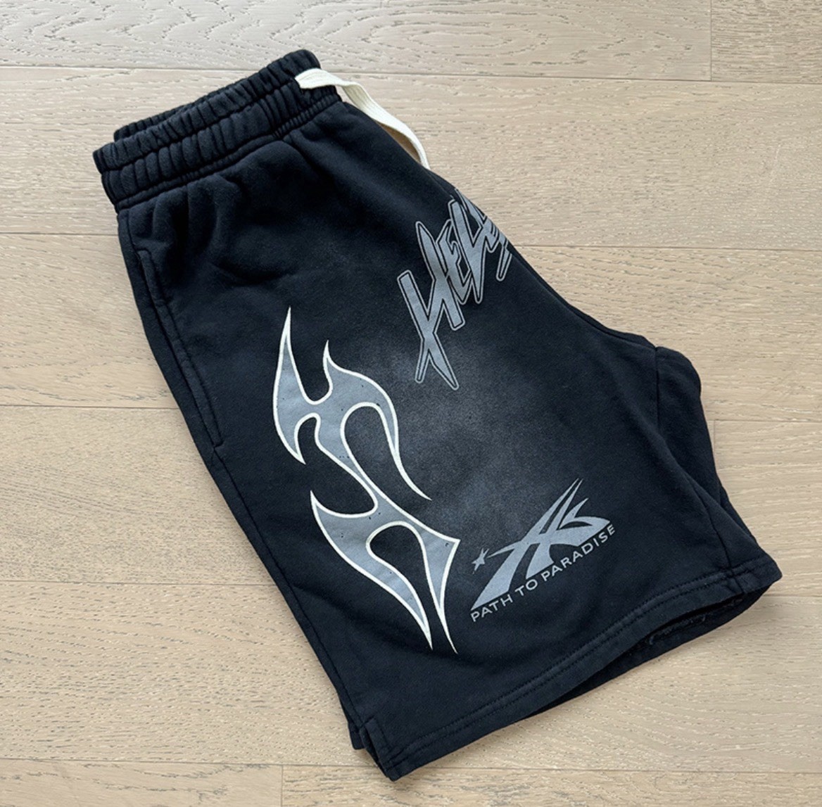 Hellstar Men’s Gray Fleece Shorts Drawstring Elastic Waist Size M 19 in Inseam