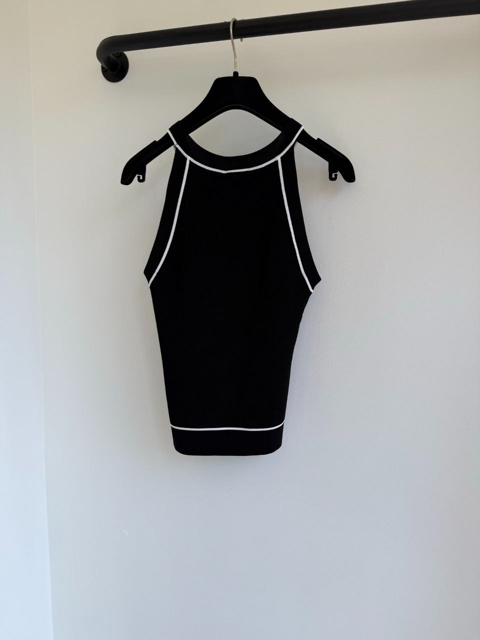 NWT 26 CHANEL WHITE BLACK RIB KNIT CC SLEEVELESS TANK TOP SHIRT 36