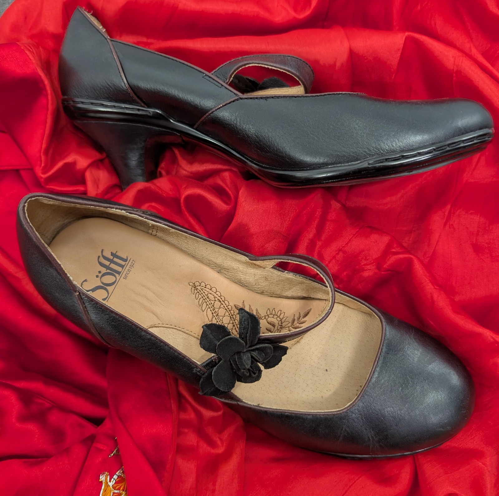 Sofft Black Mary Jane Pumps with Floral Strap Accent 9.5 W
