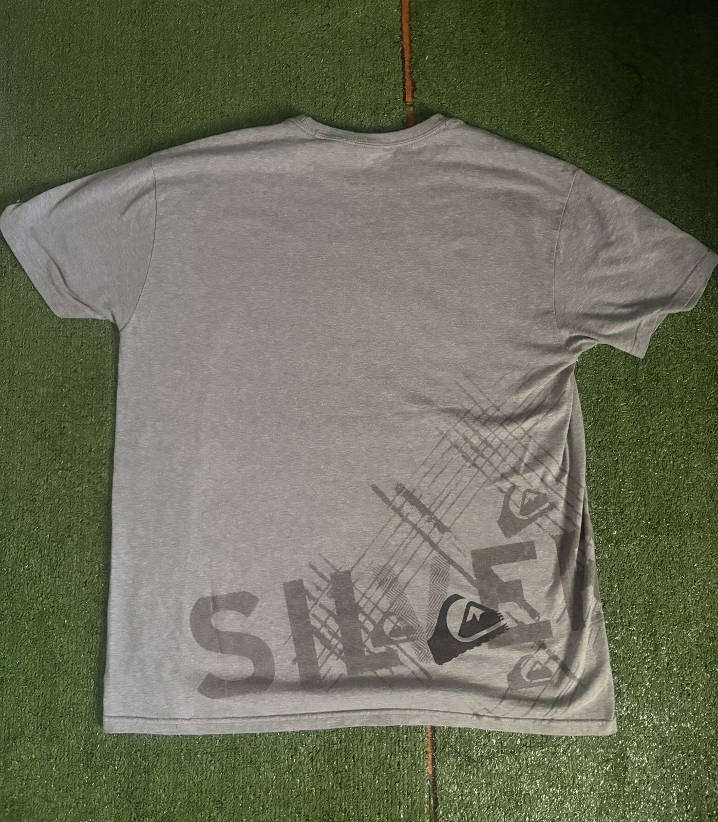 Vintage Grey Quiksilver T-Shirt Prominent Cross-Shaped Typographic Design