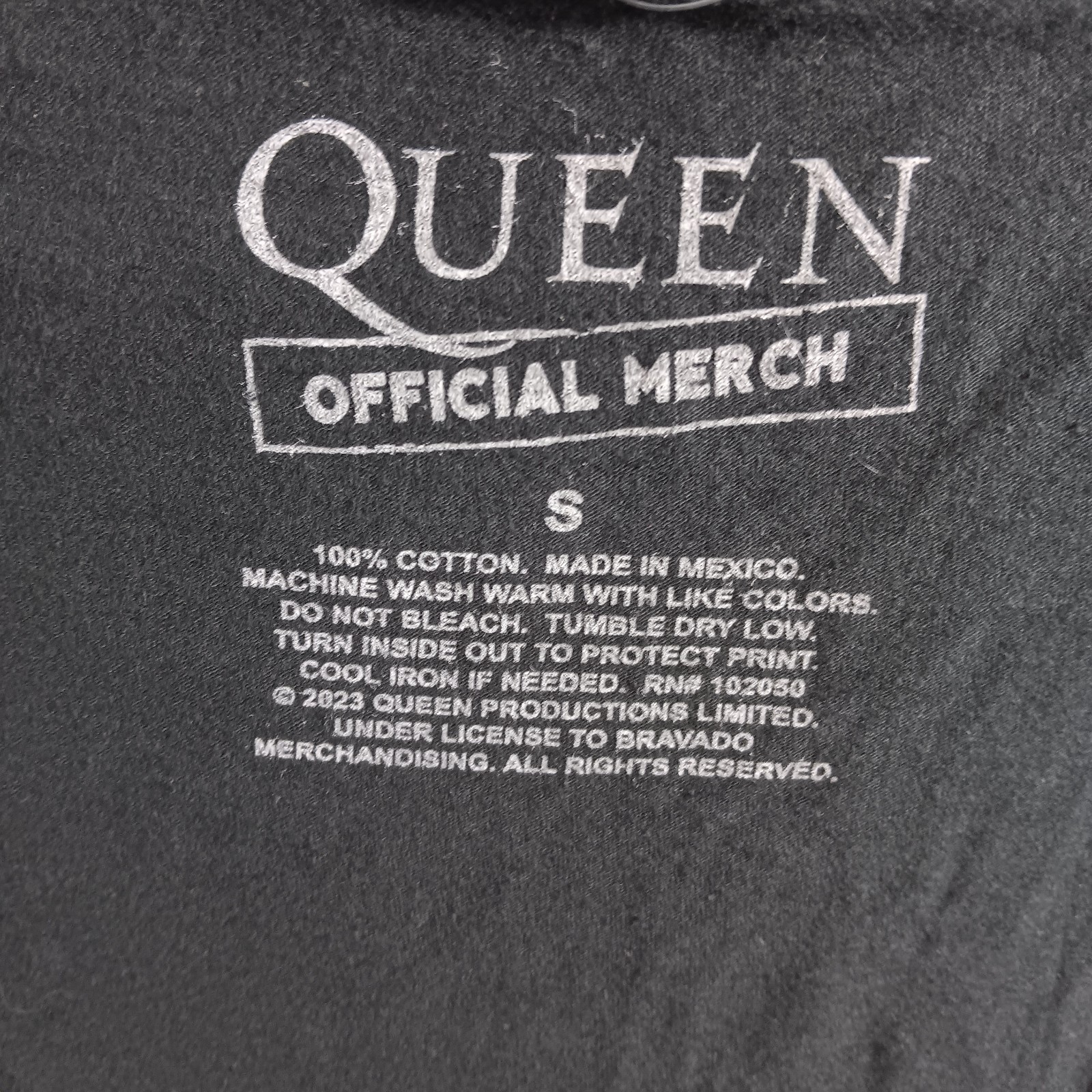 Queen official merch graphic band tee black crest logo rock Tshirt small