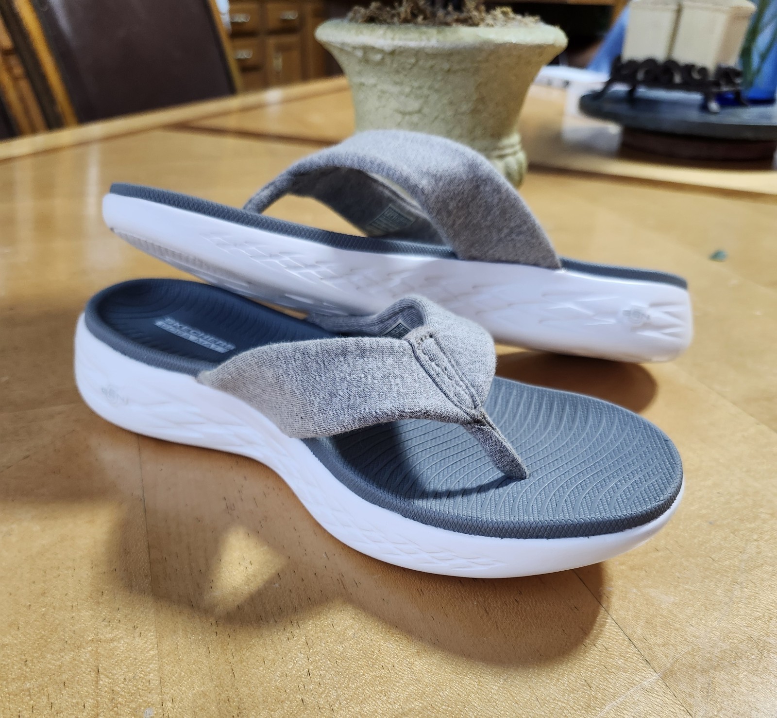 Skechers Flip-Flop Sandals Size 7 $22 Women’s GOGA MAT in Gray Brand New !