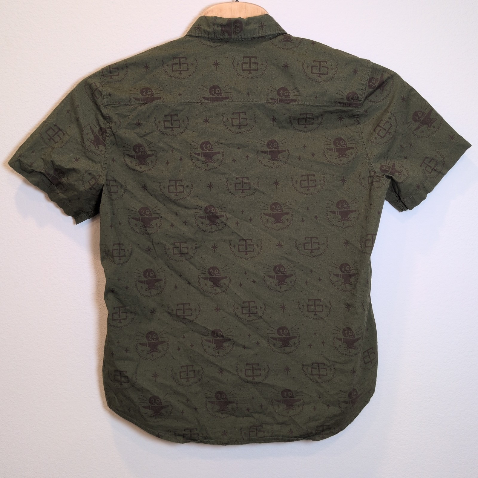 Troll Co Men Short Sleeve Button Down Shirt Sz L Green Skulls Anvil Chain Cotton