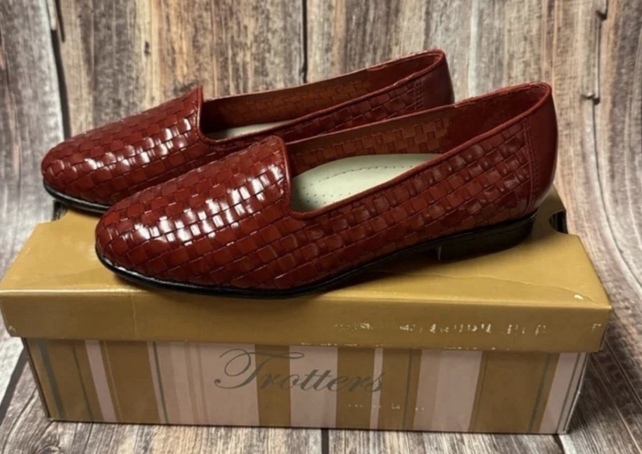 Preowned Trotters Red Woven Slip On Shoes Size 6.5W Item #PHK6949