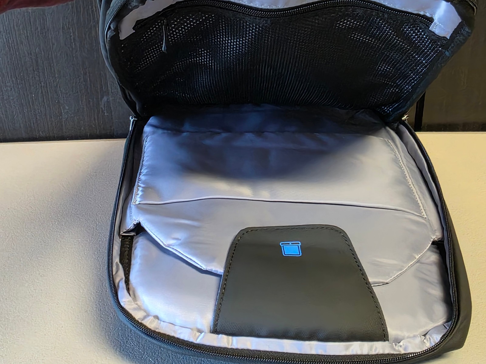 Mark Ryden 17.3″ Men’s Hardshell Laptop Backpack Black New