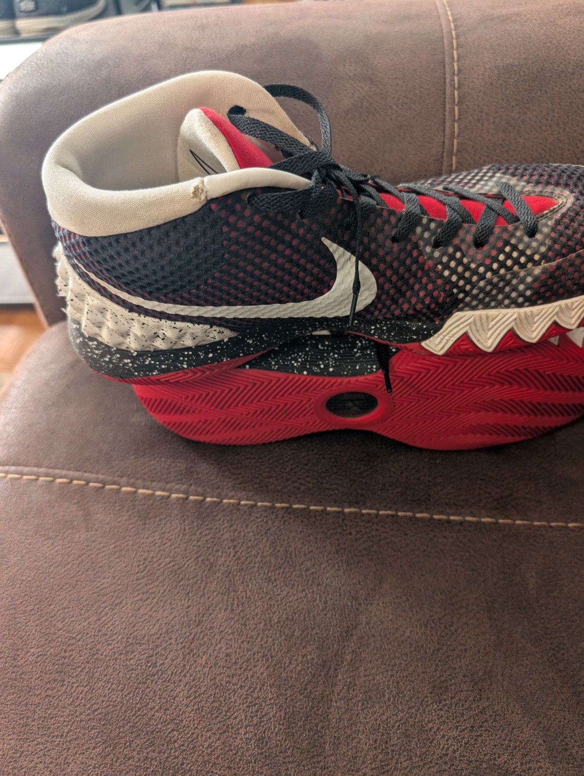 Nike Kyrie 1(Venom )Men’s Basketball Shoes Size 11.5