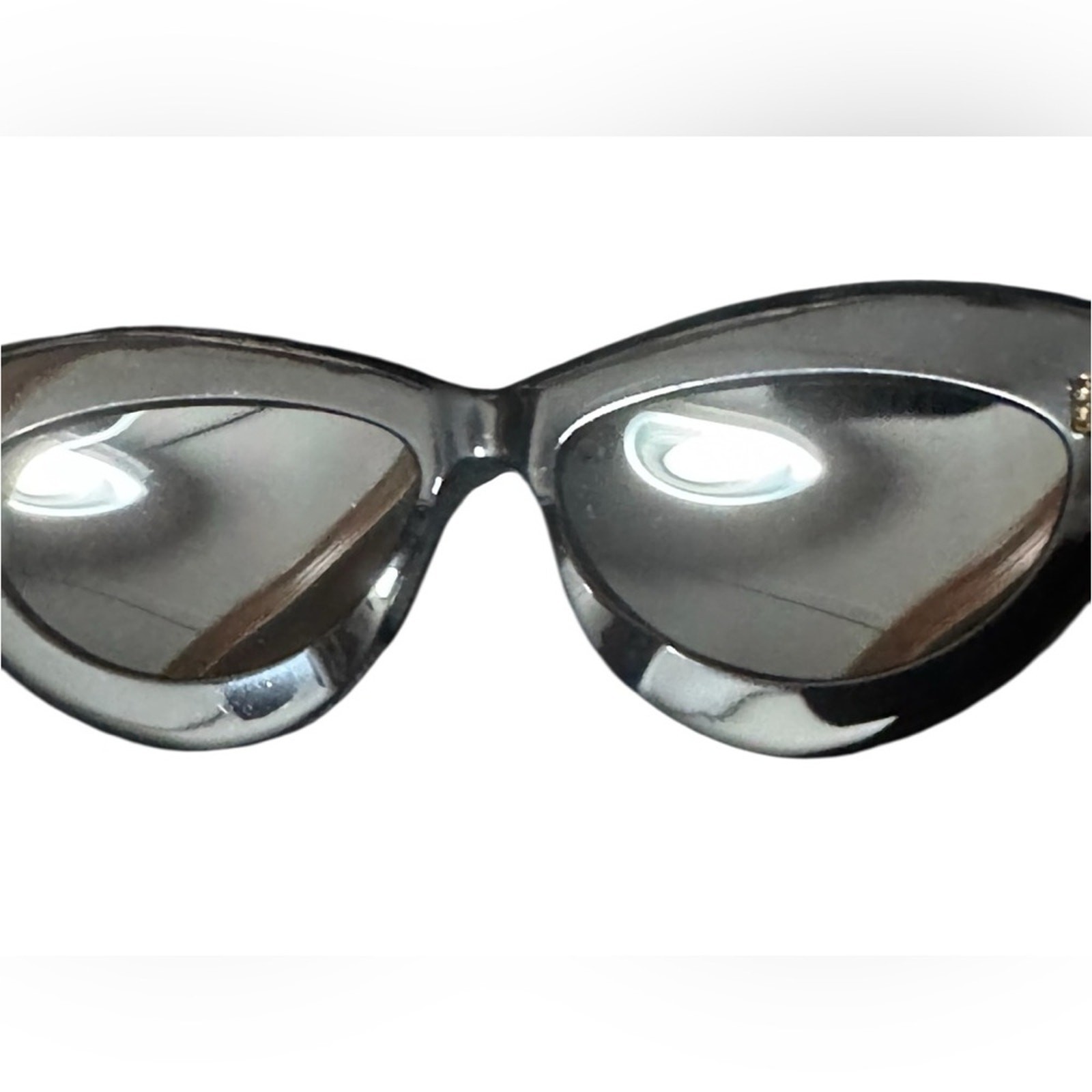 LOEWE Curvy Cat Eye Sunglasses Style #: LW40096I w/ BRANDED Case & Dustcloth EUC