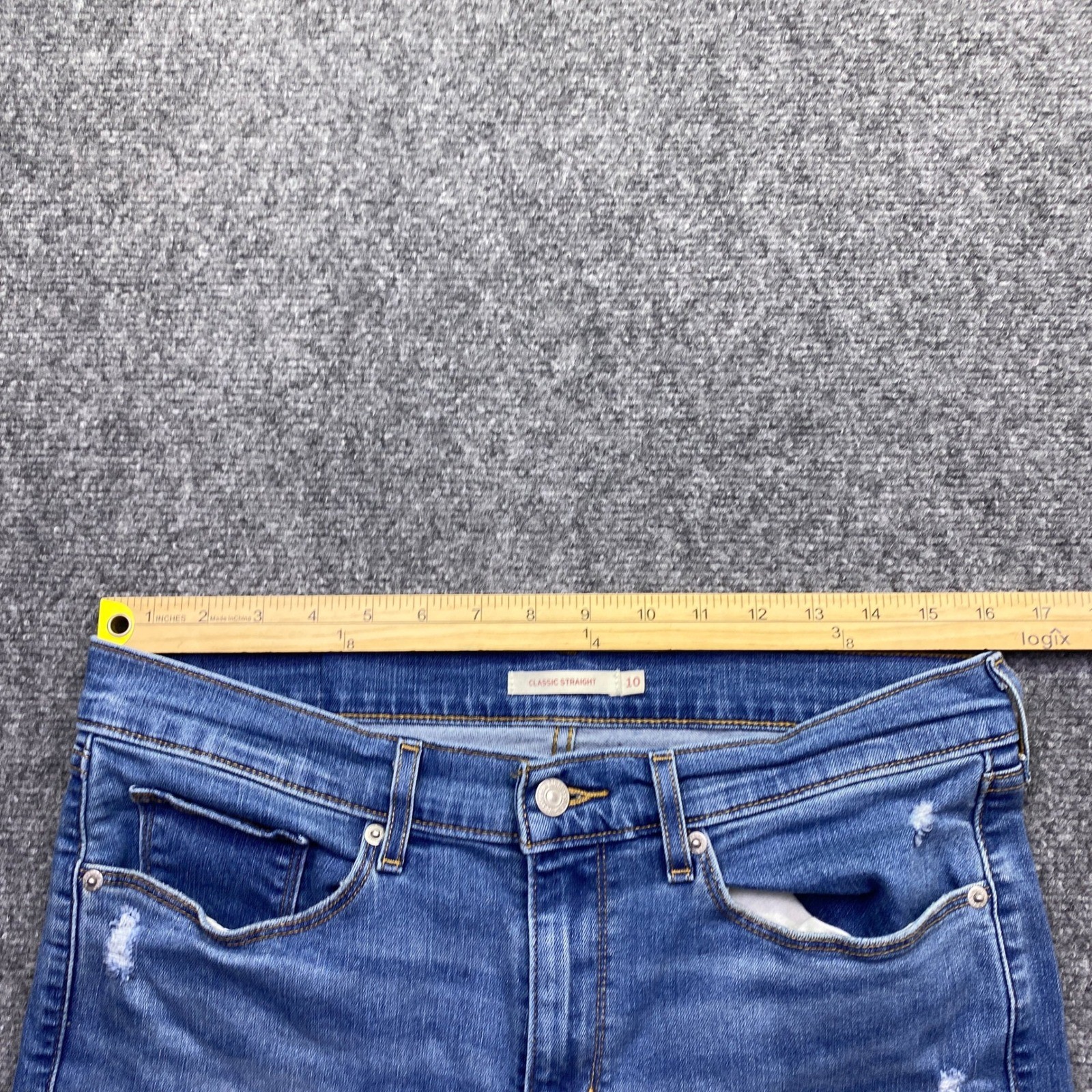 Levis 39250-0113 Womens Sz 10M Classic Straight Leg Blue Jeans Medium Wash