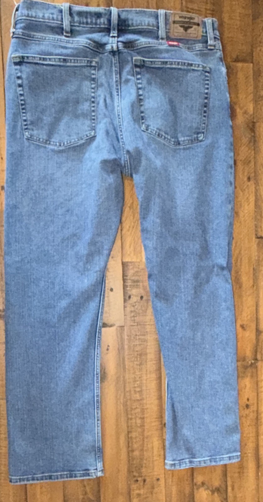 Wrangler Men’s Straight Fit Blue Light Wash Stretch 5-Pocket Jeans