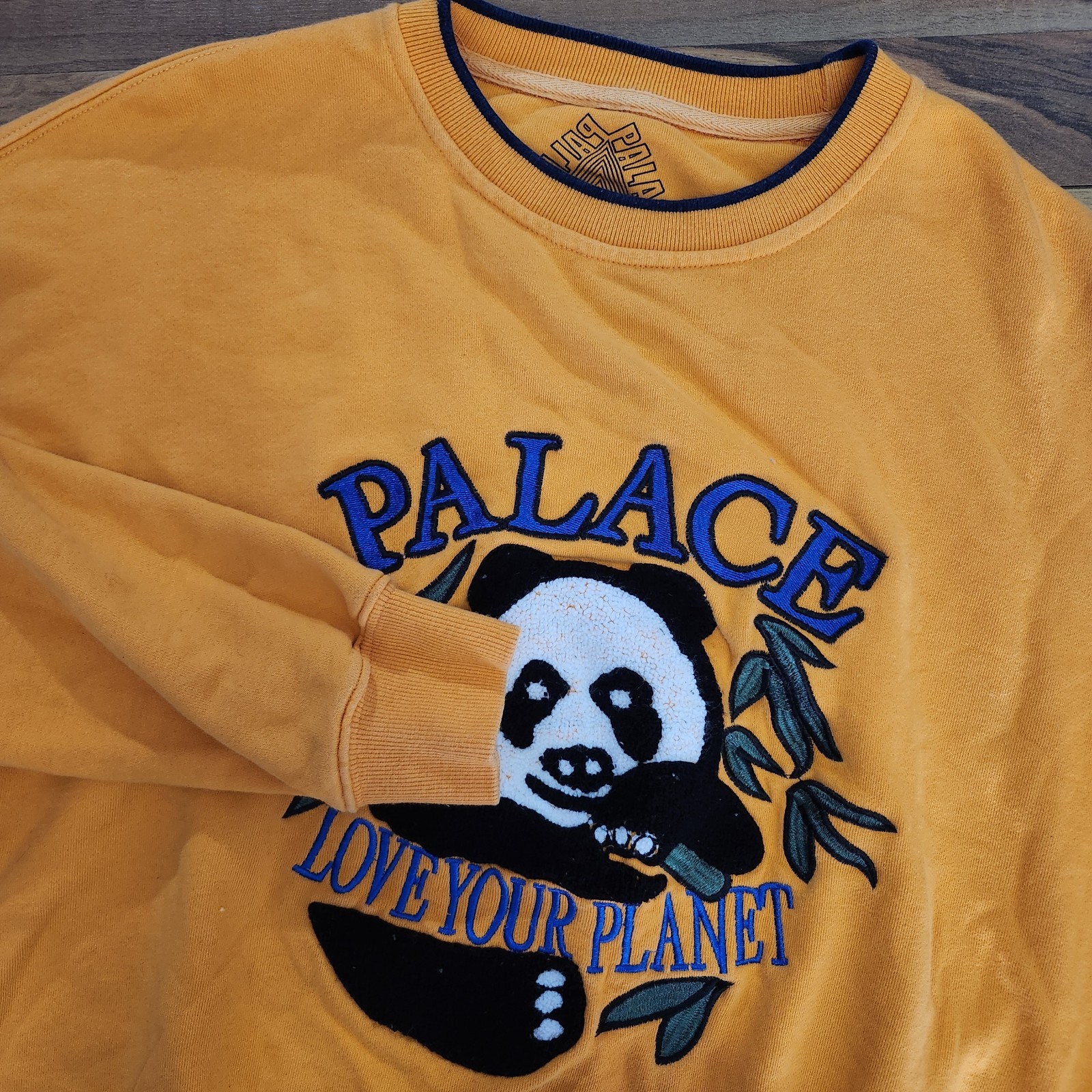 Palace Skateboards Panda Love Your Planet Crewneck Pullover Size Large Euc