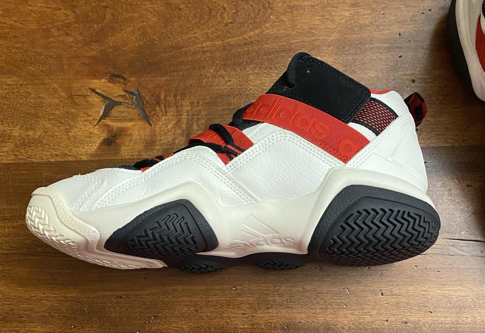 Adidas Men’s Top Ten 2000 Basketball Shoes Of White/Black/Red Size 8 1/2