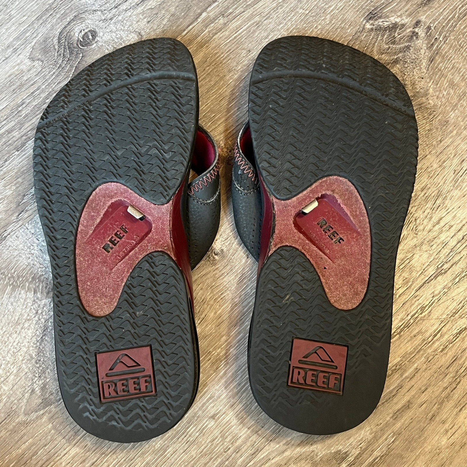 Reef Fanning Mens Flip Flops Black Red Bottle Opener Sandals Size 9 FGK