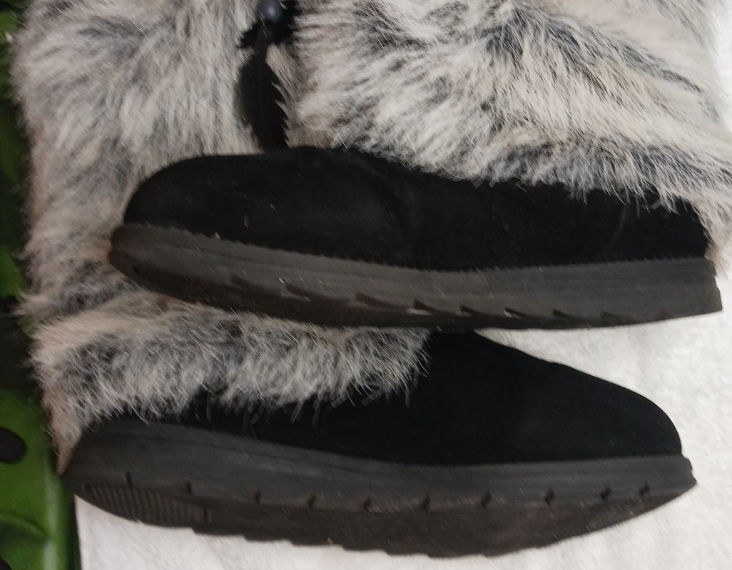 Mukluks Black with Gray Fur Comfort Boots Feather Charm Women US 9 Warm