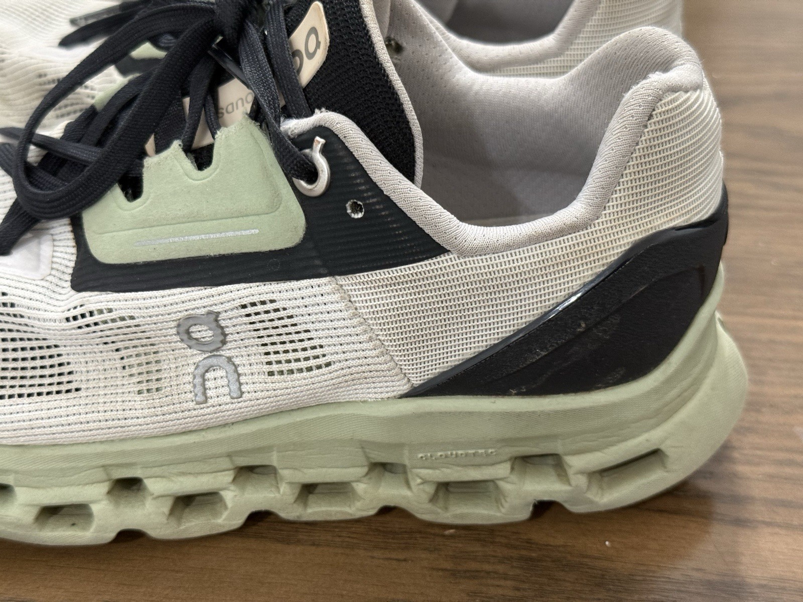 On Cloud Cloudstratus White Black Sage Green Running Shoes Sneaker Womens 5 READ