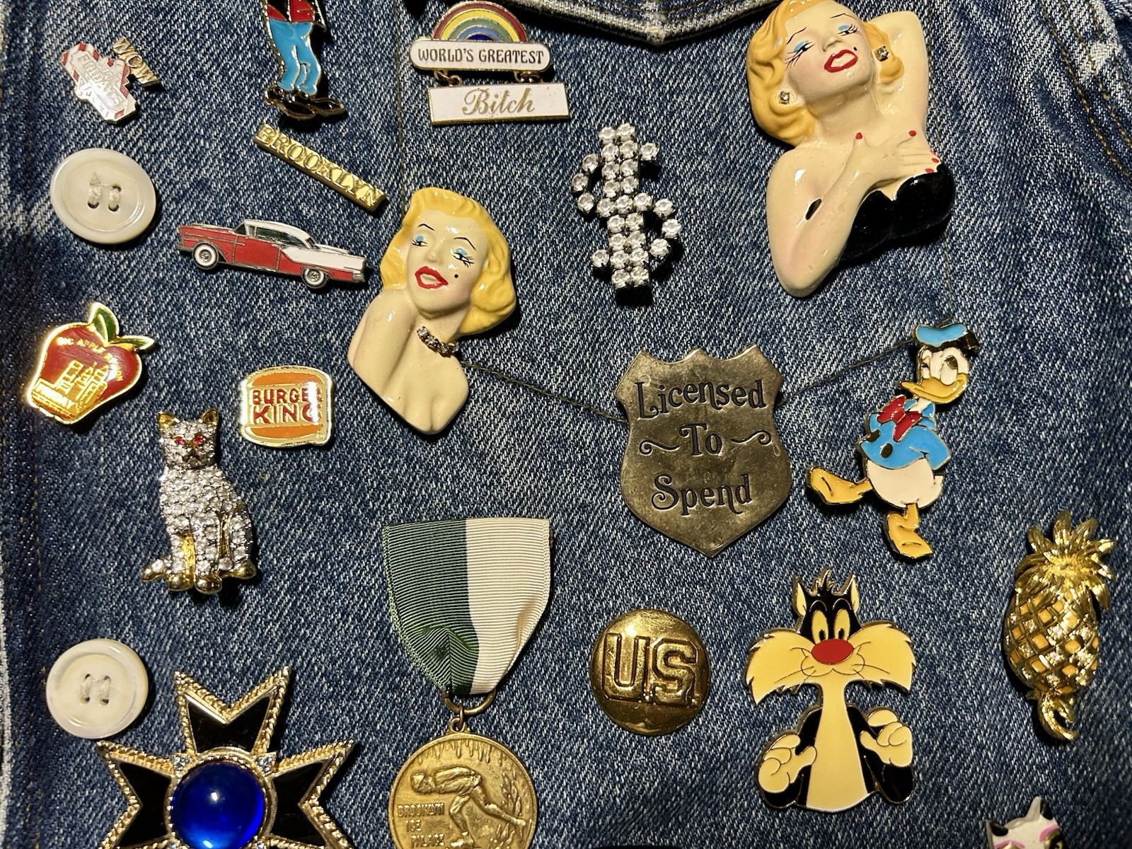 Vintage Kikit Denim Jacket Covered In 116 Vintage Pin & Brooch, See Pictures