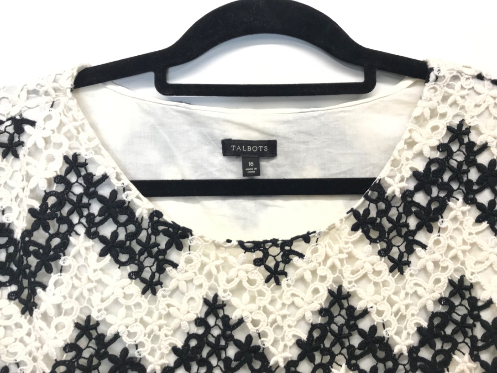 TALBOTS Blouse Top Shirt Women’s Size 16 Short Sleeve Chevron White Black Lace