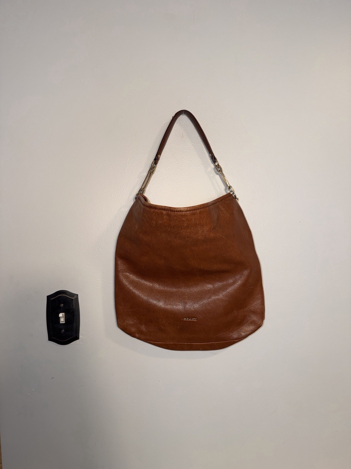 Coach Madison Pebbled Leather Shoulder Bag. Camel brown. Code 27858.