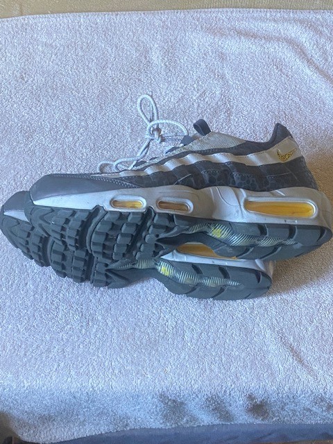 NIKE AIR MAX 95 SE “REFLECTIVE AMARILLO” SAFARI OFF NOIR SIZE 10.5 US