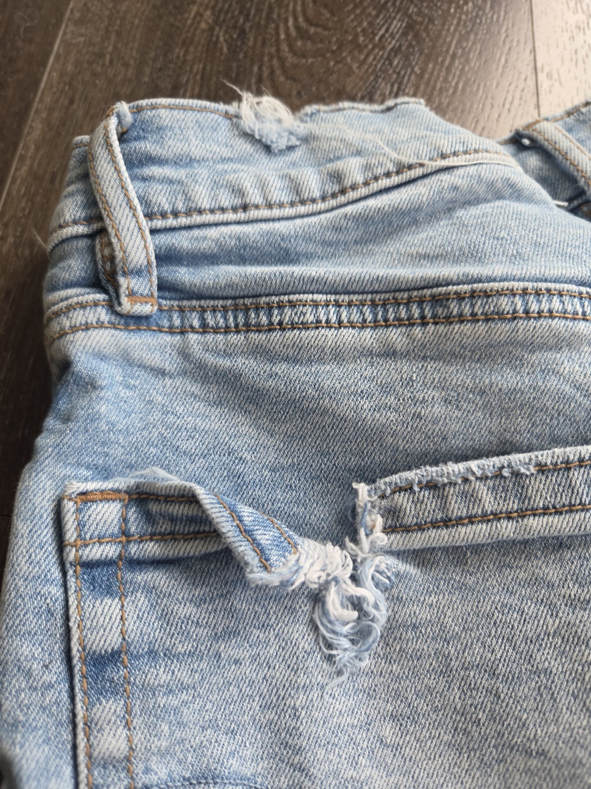 American Eagle Strigid Mom Denim Shorts Distressed Ripped Size 2 Light Wash