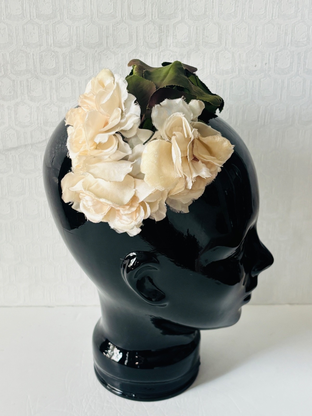 VTG 50’S BIG IVORY ROSE FLOWER&GREEN LEAF APPLIQUÉ JULIETTE PILLBOX BAND HAT