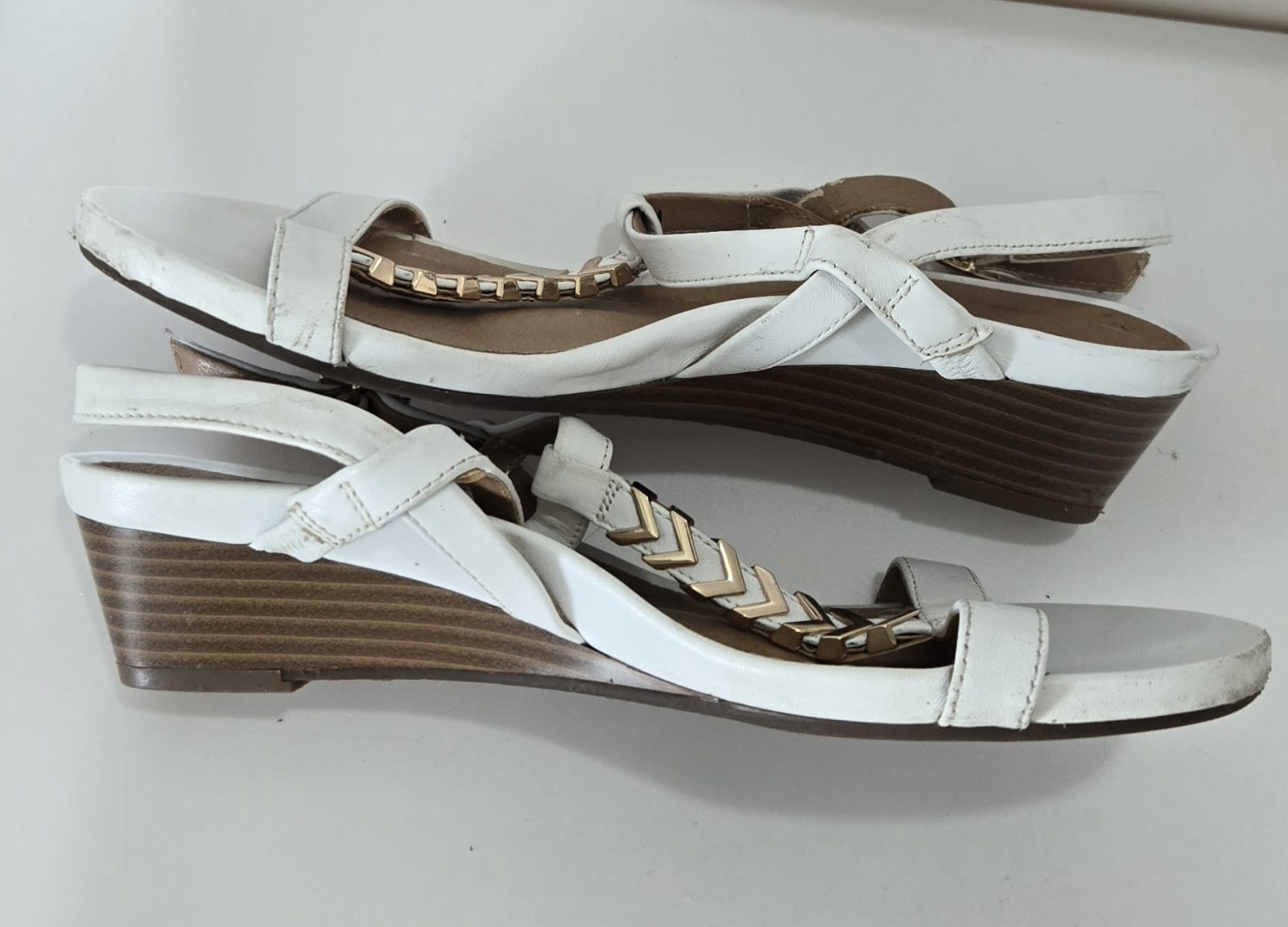 Vionic White Leather T-Bar Wedge Sandals Gold Chevron Detail Size 6.5M Worn